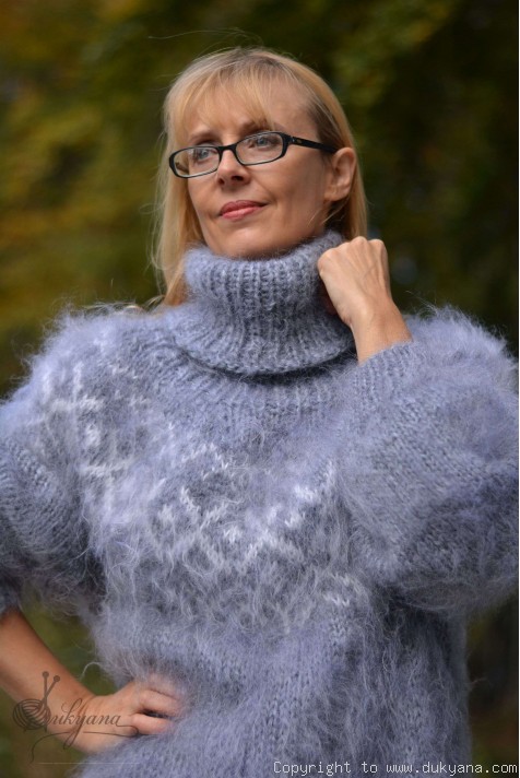Hand knitted fuzzy Icelandic T-neck mohair sweater in light gray/IM2